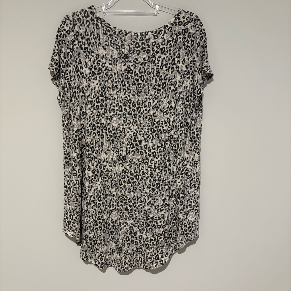 Maurice’s 24/7 Comfort animal print top grey and‎ White size XL - Picture 2 of 4